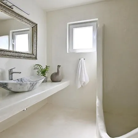 Delightful Santorini Villas | 4 Bedrooms | Killua | Spacious Terraces With Hot Tubs | Éxo Goniá